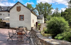 Outdoor dining - Cozy home in Irrhausen with sauna (Irrhausen)