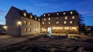 A large building with multiple windows and a central entrance. - 2 bedroom beautiful apartment in Irrhausen (Irrhausen)