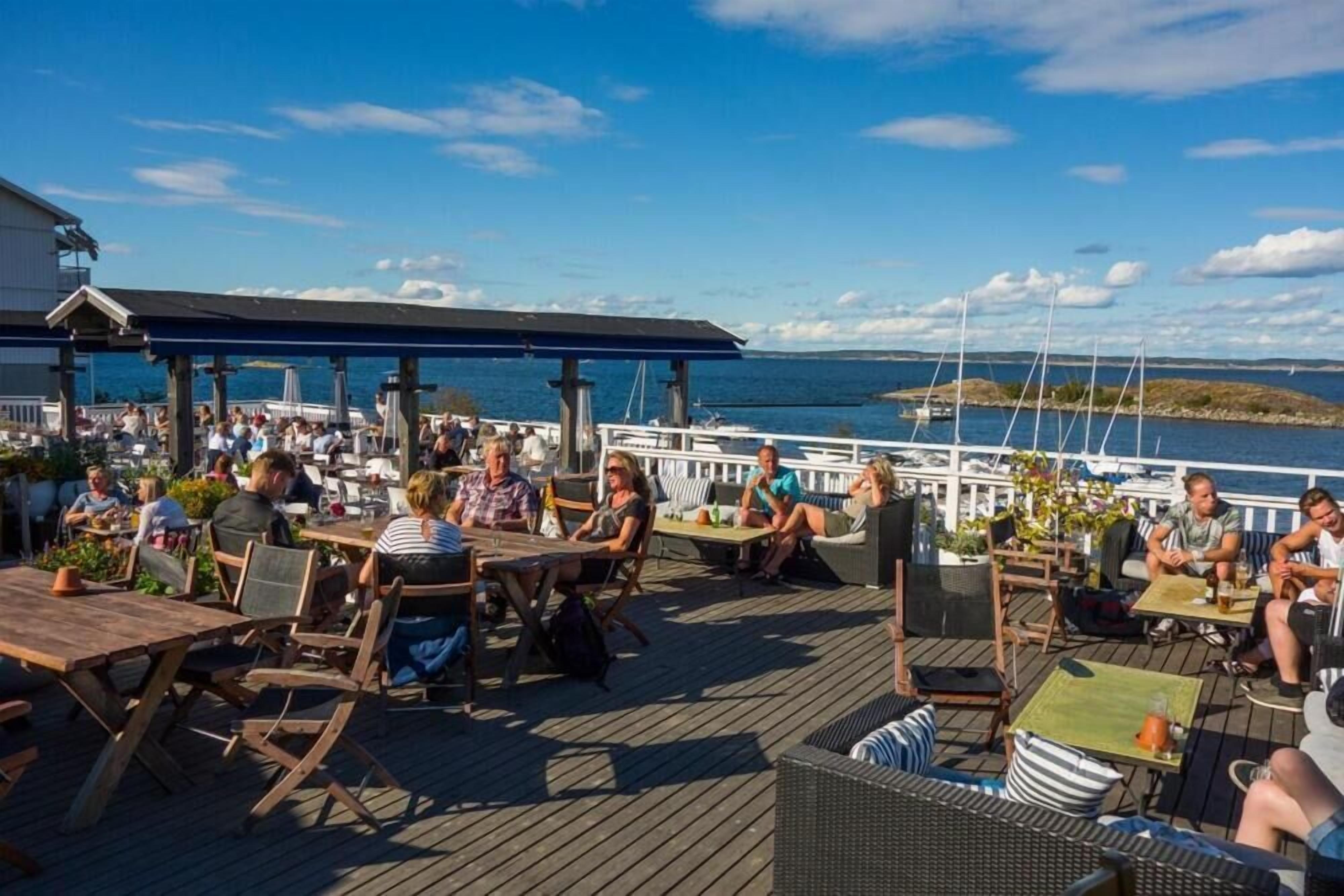 รับประทานอาหารกลางแจ้ง