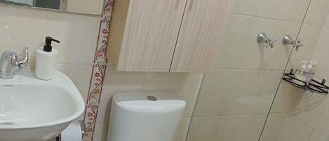 Pyyhkeet, saippua, vessapaperi