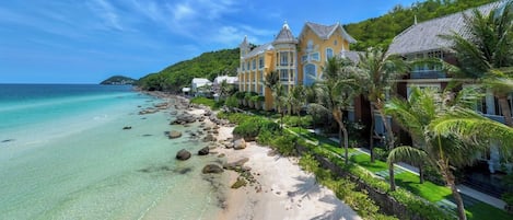 On the beach, white sand, scuba diving, 4 beach bars