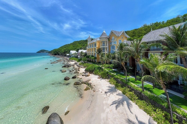 On the beach, white sand, scuba diving, 4 beach bars