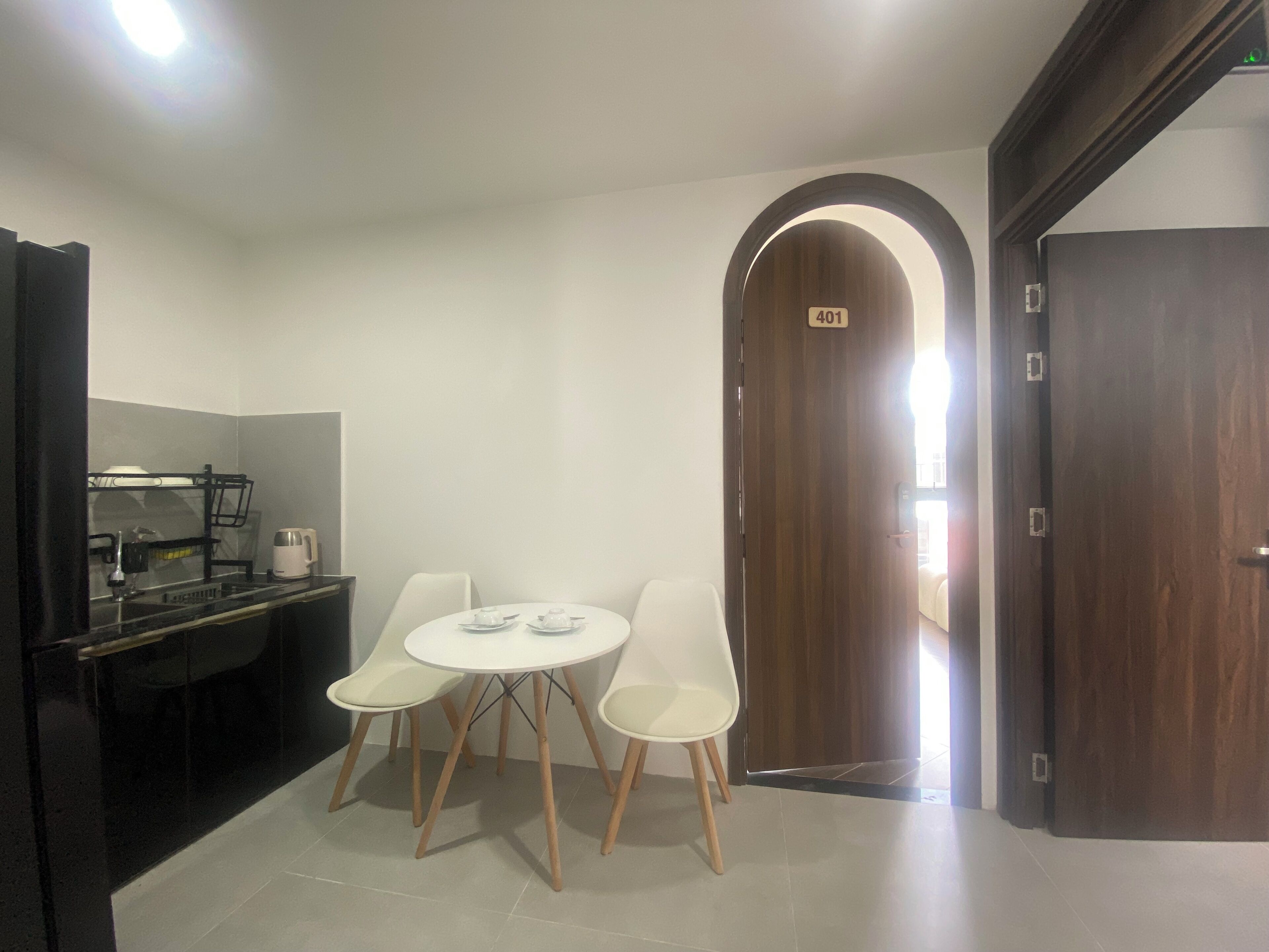 Appartamento Premier | Cucina privata | Frigorifero con congelatore, piano cottura, bollitore elettrico