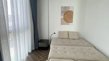 Deluxe Apartment, 2 Bedrooms, City View | Peralatan tempat tidur premium, tilam berlapik