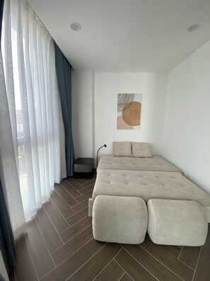 Departamento Deluxe, 2 habitaciones, vista a la ciudad | Ropa de cama de alta calidad, camas con pillow-top y muebles diferentes