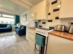 Fridge, microwave, oven, stovetop - 2 Bedroom Chalet - free swimming & gym included (Great Yarmouth)
