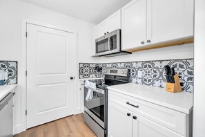 Refrigerador, microondas, horno y parrilla de estufa