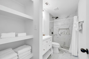 Shower, hair dryer, towels, soap - Blue Mountain Beach Gem, Pool, Bikes, Pet Friendly, Walk to Sand (Santa Rosa Beach)