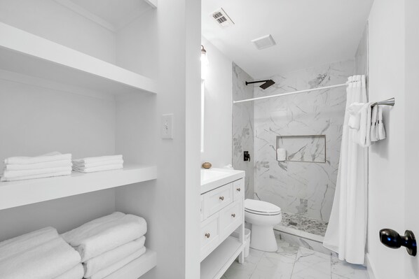 Shower, hair dryer, towels, soap - Blue Mountain Beach Gem, Pool, Bikes, Pet Friendly, Walk to Sand (Santa Rosa Beach)