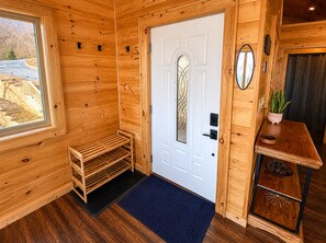 Interior - Little log cabin with long range mountain views (Blowing Rock)