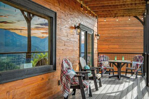 Outdoor dining - NEW-Panoramic Mountain Views-Luxury Gatlinburg cabin w/ theatre, hot tub & games (Gatlinburg)