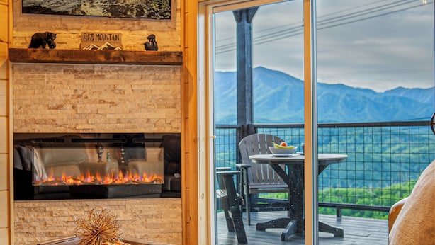 Una chimenea con vistas a la montaña, un comedor con asientos al aire libre y un rincón de descanso acogedor con vistas.