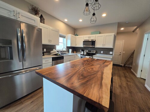 Quiet Family Haven/Pet Secure Backyard/New House