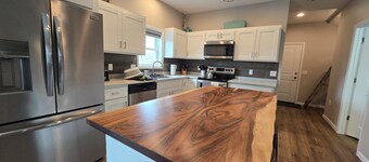 Quiet Family Haven/Pet Secure Backyard/New House