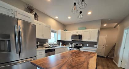 Quiet Family Haven/Pet Secure Backyard/New House