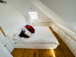 Room - Modern 3BD Apartment in Zolynia Town Square (Żołynia)