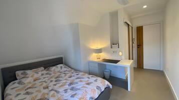 Iron/ironing board, WiFi, bed sheets
