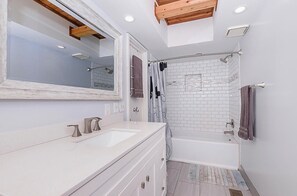 Jetted tub, towels, soap, toilet paper - Coastal Retreat, Modern Home Near Beach! (Fort Pierce)