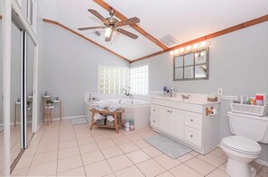 Jetted tub, towels, soap, toilet paper - Coastal Retreat, Modern Home Near Beach! (Fort Pierce)