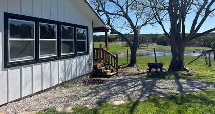 2-bedroom cottage in perfect Burnet with cool AC breeze