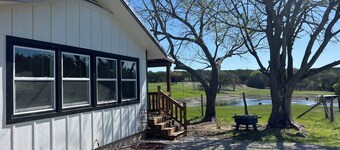 2-bedroom cottage in perfect Burnet with cool AC breeze