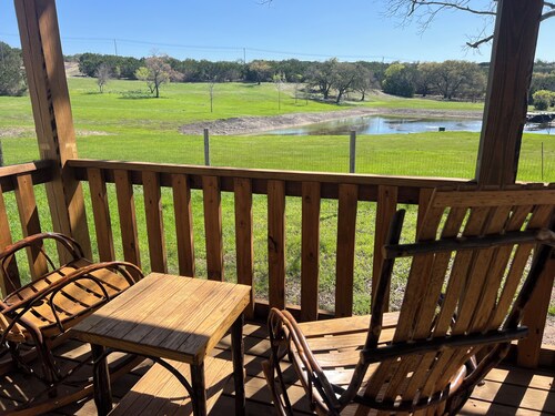 2-bedroom cottage in perfect Burnet with cool AC breeze