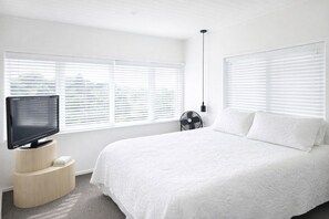 3 bedrooms, desk, iron/ironing board, travel cot - Beach inspired home • Relax & unwind (Raglan)