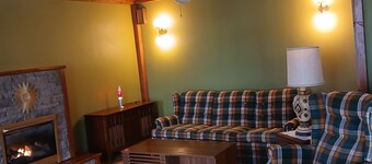 Cozy 1-bedroom house in peaceful Boyne City with amazing lake & Mountain views