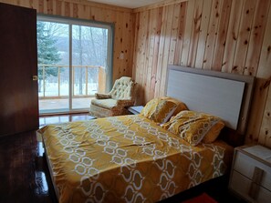 Room - Cozy 1-bedroom house in peaceful Boyne City with amazing lake & Mountain views (Boyne City)