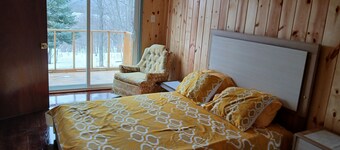 Cozy 1-bedroom house in peaceful Boyne City with amazing lake & Mountain views