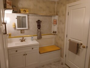 Bathroom - Cozy 1-bedroom house in peaceful Boyne City with amazing lake & Mountain views (Boyne City)