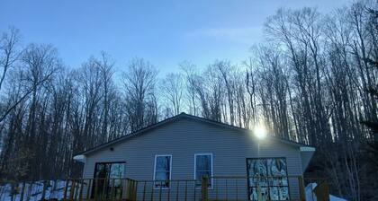 Cozy 1-bedroom house in peaceful Boyne City with amazing lake & Mountain views