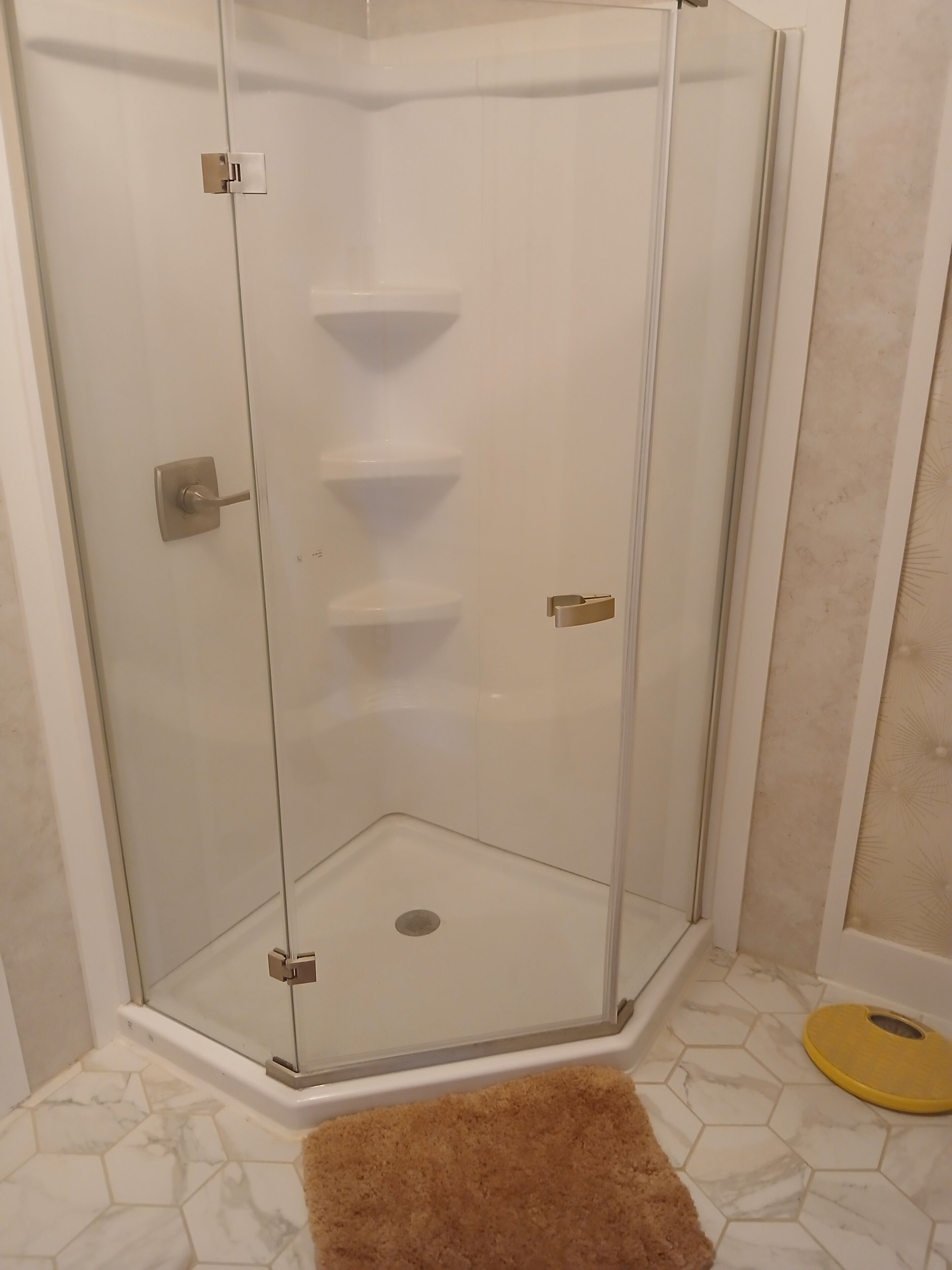 Regadera, toallas, jabón, papel de baño 