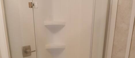 Regadera, toallas, jabón, papel de baño