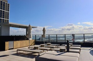 Outdoor dining - F603 - Orange Century Modern 1BR + Den w/ Balcony, Pool & Gym in Downtown Miami (Miami)