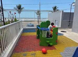 Children’s area - Beachfront apartment with pool for families, pets allowed. (Mongaguá)