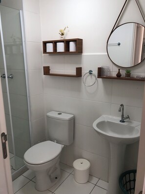 Shower, towels - Beachfront apartment with pool for families, pets allowed. (Mongaguá)