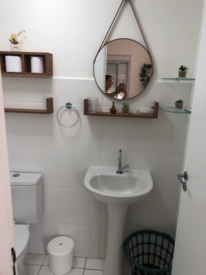 Shower, towels - Beachfront apartment with pool for families, pets allowed. (Mongaguá)