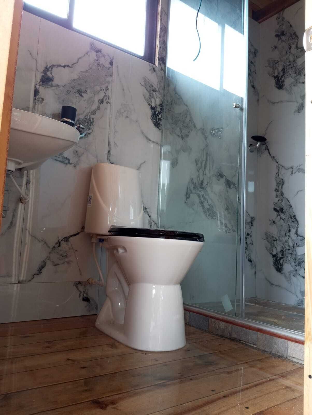 Toallas, jabón, papel de baño 