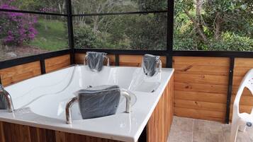 Bañera de hidromasaje al aire libre