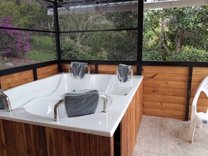 Outdoor spa tub