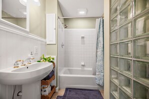 Dusche, Handtücher, Toilettenpapier