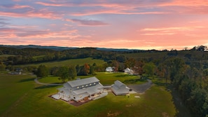Exterior - Shepherd's Hope Cottage Getaway (Blaine)