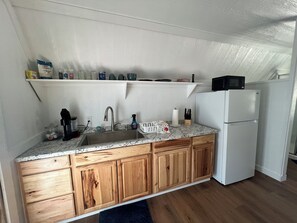 Private kitchen - Cozy 1-bedroom cabin in enchanting Burnet with AC comfort (Burnet)