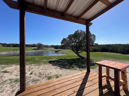 Cozy 1-bedroom cabin in enchanting Burnet with AC comfort
