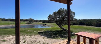 Cozy 1-bedroom cabin in enchanting Burnet with AC comfort