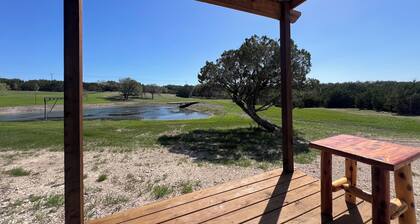 Cozy 1-bedroom cabin in enchanting Burnet with AC comfort