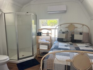 Room - Cozy 1-bedroom cabin in enchanting Burnet with AC comfort (Burnet)