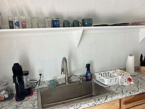 Private kitchen - Cozy 1-bedroom cabin in enchanting Burnet with AC comfort (Burnet)