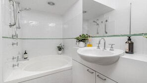Shower, towels - Serenity, Hyams Beach (Hyams Beach)